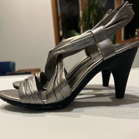 KENNETH COLE REACTION SILVER HIGH HEEL SANDALS - Picture 4 of 9
